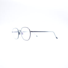 Lade das Bild in den Galerie-Viewer, Larkin
