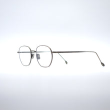 Lade das Bild in den Galerie-Viewer, Larkin
