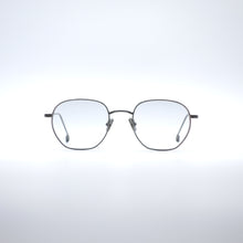 Lade das Bild in den Galerie-Viewer, Larkin
